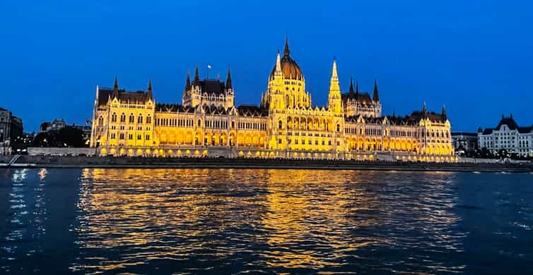 Budapest: City Highlights Cruise with Welcome Drink