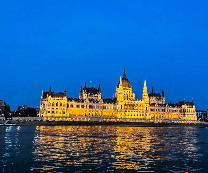 Budapest: City Highlights Evening Cruise with Welcome Drink