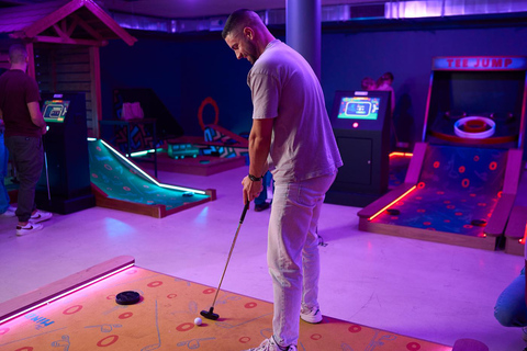 Cologne: Adventure Minigolf – Interactive tour through movie sets!