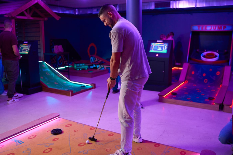 Cologne: Adventure Minigolf – Interactive tour through movie sets!