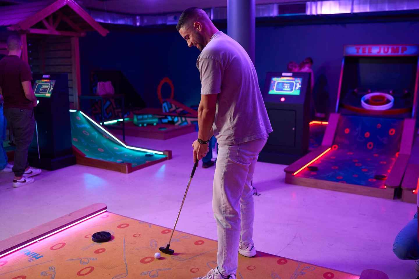 Cologne: Adventure Minigolf – Interactive tour through movie sets!