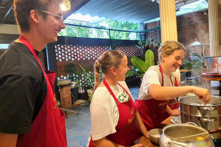 Aula de cozinha caseira e jantar com um chef local na cidade de Hue