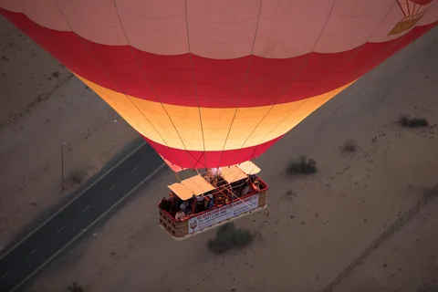 Dubai: Luftballontur med kameltur og falkeshow