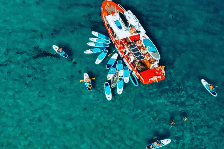 Ibiza: Geführte Bootstour zu den geheimen Buchten mit Open Bar und Tapas. Foto: GetYourGuide