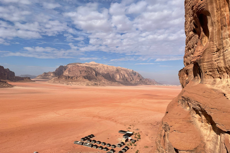 Descubre Wadi Rum con un tour de día completo en jeep con pernoctaciónexcursión de un día en jeep con pernoctación