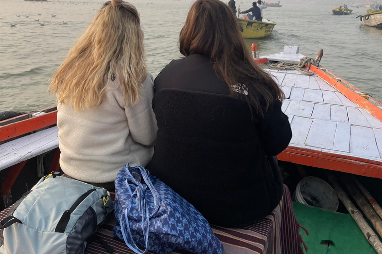 Oración, cremación, rituales y paseo en barco matutino.