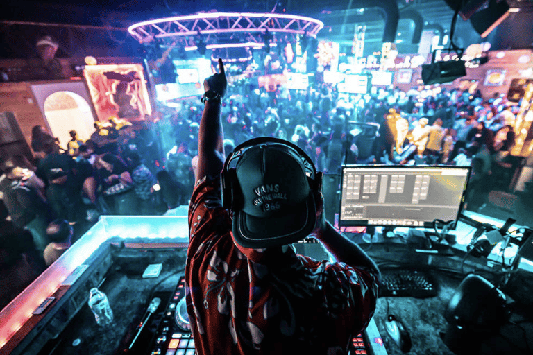 Miami: 4 locales en 1 noche, incluyendo bebidas especiales.Miami: 4 locales, 1 noche, bebidas incluidas, ofertas especiales.