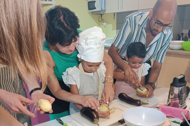 Koche und speise mit einer griechischen Familie