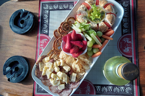 Passeio de barco romântico com vinho e queijo ou jantar surpresaPasseio de barco romântico com vinho e queijo, avistamento de lobos marinhos