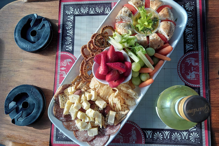 Passeio de barco romântico com vinho e queijo ou jantar surpresaPasseio de barco romântico com vinho e queijo, avistamento de lobos marinhos