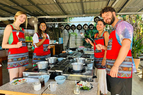 Chiang Mai: Lekcja gotowania, wycieczka po targu i ogrodzie tajskich ziół