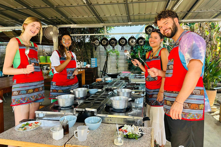 Chiang Mai: Lekcja gotowania, wycieczka po targu i ogrodzie tajskich ziół