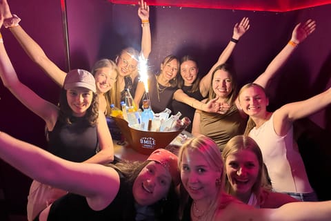 Private Club Crawl Tour inkl. 1 Flasche Alkohol & Beigetränke mit Feuerwerk