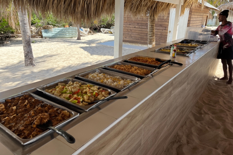 Saona: zeilcatamarantour met premium lunch en drankjesVan het dorp Bayahibe