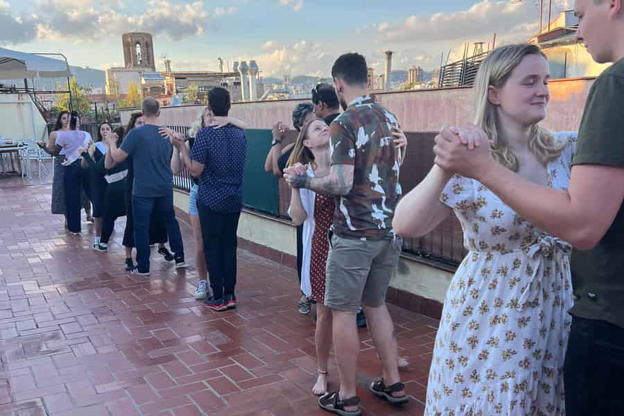 Barcelona: Tango-Unterricht auf der Dachterrasse mit Drinks. Foto: GetYourGuide Barcelona: Tango-Unterricht auf der Dachterrasse mit Drinks. Foto: GetYourGuide