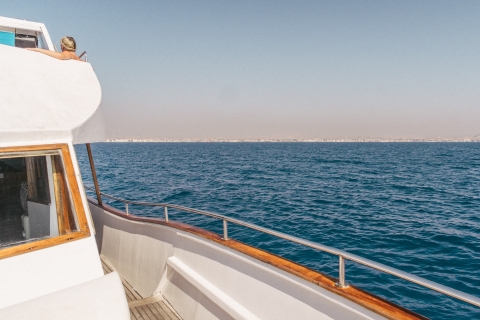 Larnaca : Croisière en bateau à fond de verre dans la baie avec plongée en apnée