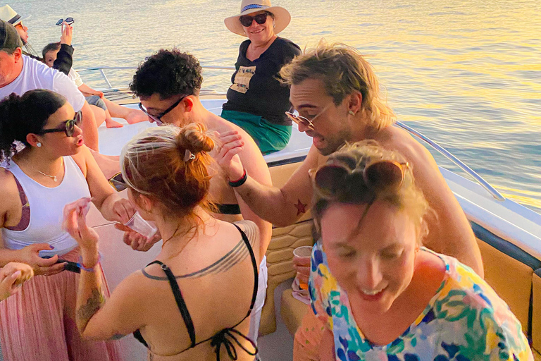 Cartagena: Sunset in boat in the bay with music and liquor