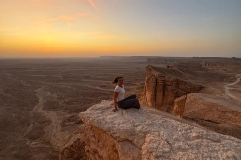 Riyadh: Edge of the World, Sadus Village & Bat Cave Tour Edge of the World, Sadus Village..etc(Private tour)