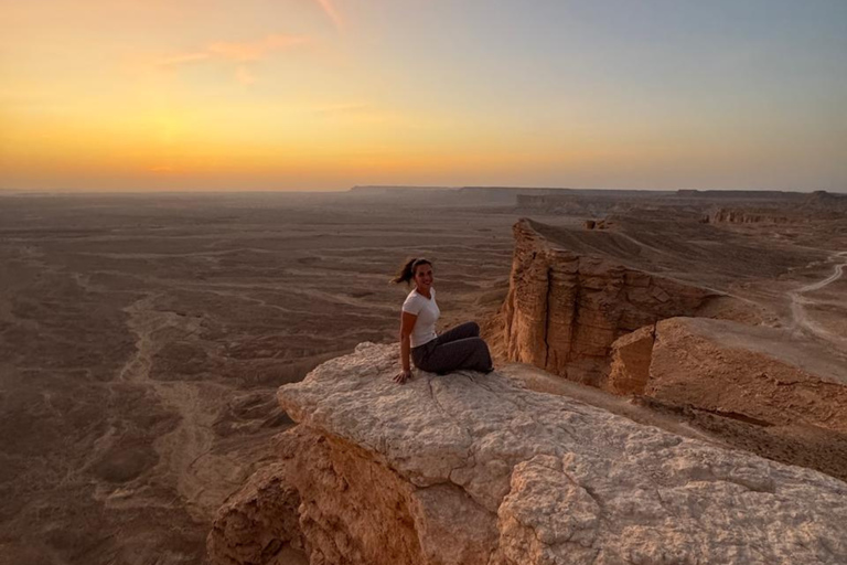 Riyadh: Edge of the World, Sadus Village & Bat Cave Tour Edge of the World, Sadus Village..etc(Private tour)