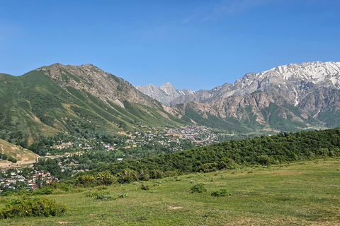 Tashkent: Small Chimgan Mountain Hike with Somsa and Tea