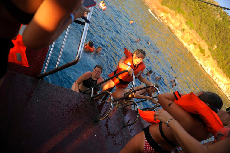 Alanya: Sunset Pirate Boat Tour with Dinner & Foam Party All-Inclusive: Dinner & Unlimited Drinks (Transfer Included)
