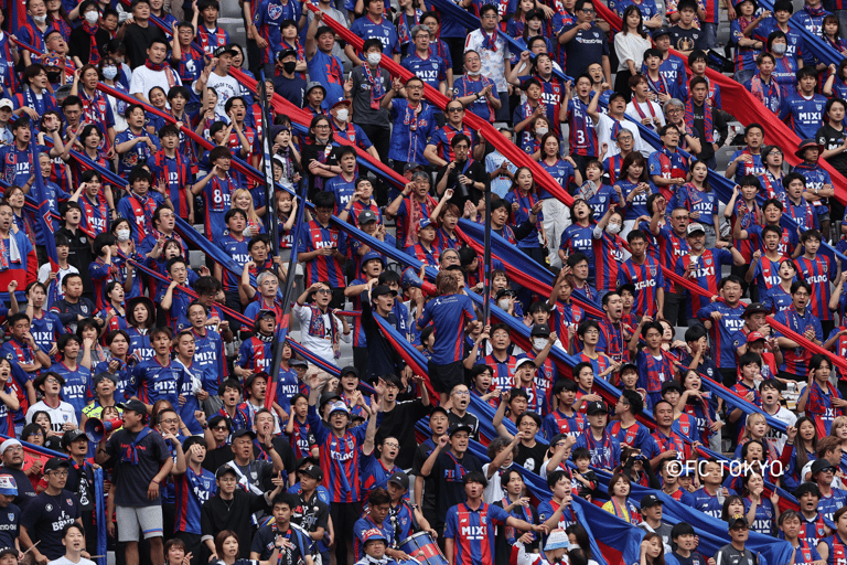 Tokio: Mecz piłki nożnej FC TOKYO na stadionie AjinomotoStrona główna kibica