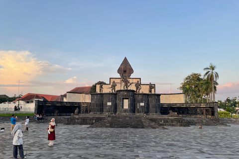 Malioboro Street Walking Tour with local snacks tasting