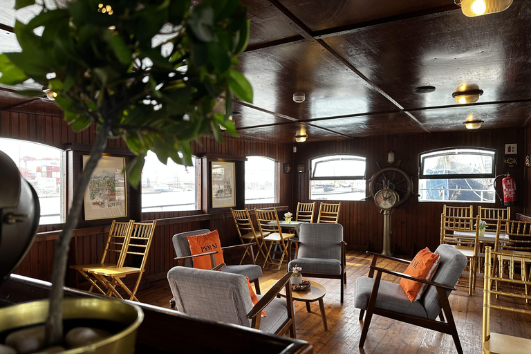 Lisbon: New Year's Eve Onboard w/drinks, music & fireworks Lisbon: New Year's Eve Barco EVORA with Drinks, DJ & Snacks