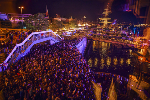 Hamburg: Pokaz świateł i fajerwerków Port Aniversary z łodziDoświadczenie na barce