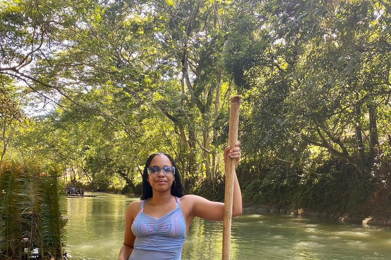 Ferme de marijuana, rafting en bambou et visite de la plage de la grotte des docteursDepuis Montego Bay