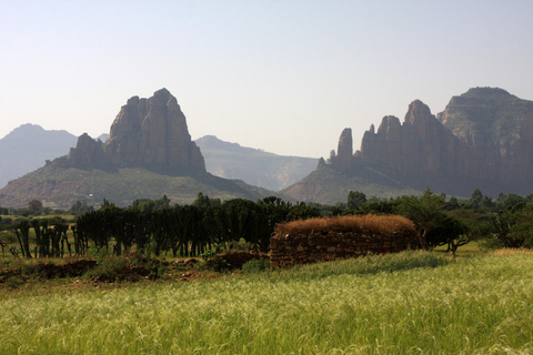 Império histórico de Axum e o impressionante Monte Gheralta.