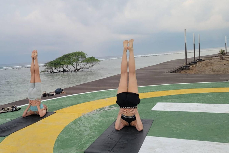 جيلي تراوانجان: يوغا على الشاطئ عند شروق الشمس وغروبها في جزيرة جيلييوغا على الشاطئ عند شروق الشمس 