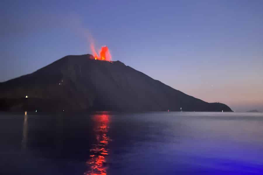 Da Tropea: Stromboli bei Nacht. Foto: GetYourGuide