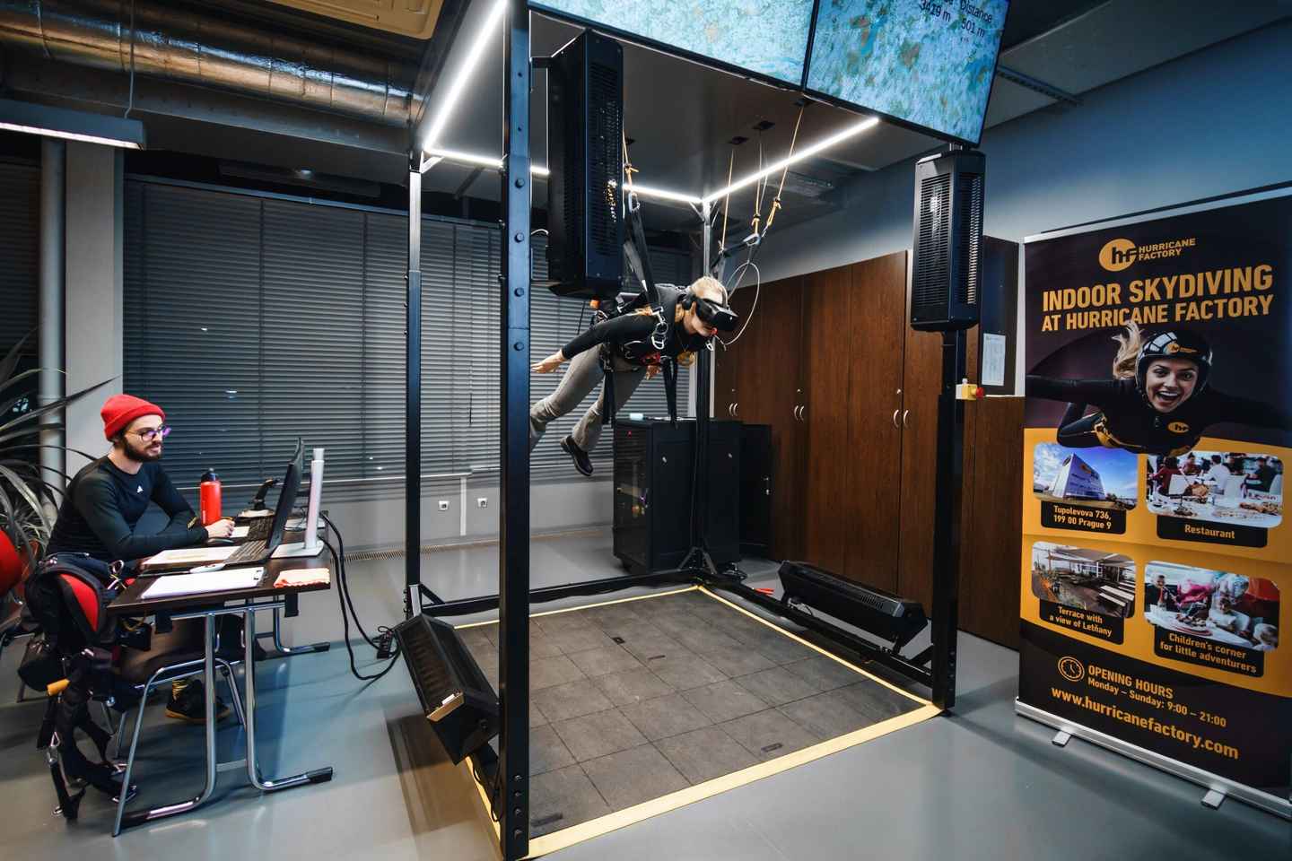 Prag: Fellhlífarskokk VR hermir í Hurricane Factory