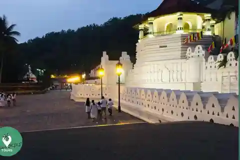 Kandy : Découverte de la ville avec un guide local en mini-van