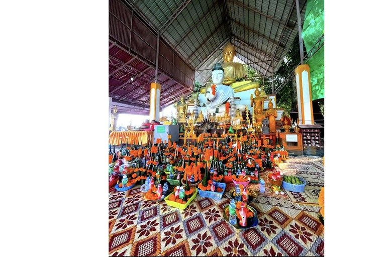 Vientiane: 9 Sacred Temples Guided Tour with Blessings