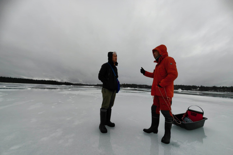 Desde Helsinki, experiencia de pesca en hielo con comida y bebida.