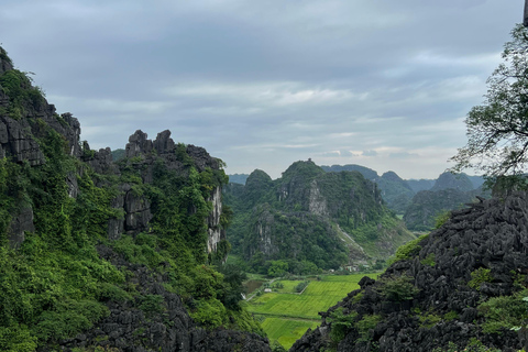 Ninh Bình: Bai Dinh, Trang An en Mua Cave dag privétourNinh Bình: Bai Dinh, Trang An en Mua Cave op de motor