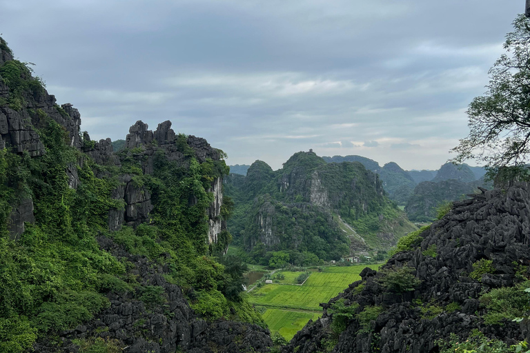 Ninh Bình: Bai Dinh, Trang An en Mua Cave dag privétourNinh Bình: Bai Dinh, Trang An en Mua Cave op de motor