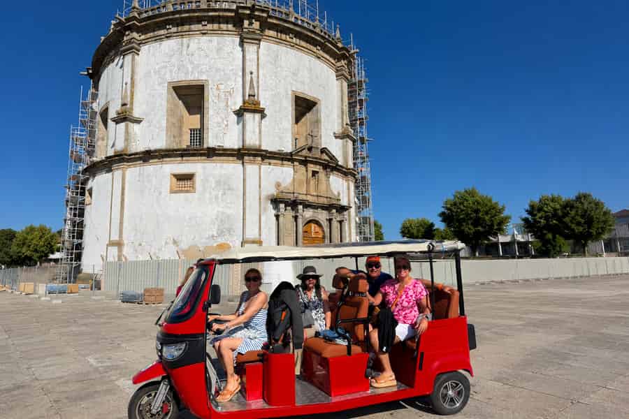 Porto: Private Tour mit dem Elektro-Tuk-Tuk – Sehenswürdigkeiten & Ribeira. Foto: GetYourGuide Porto: Private Tour mit dem Elektro-Tuk-Tuk – Sehenswürdigkeiten & Ribeira. Foto: GetYourGuide