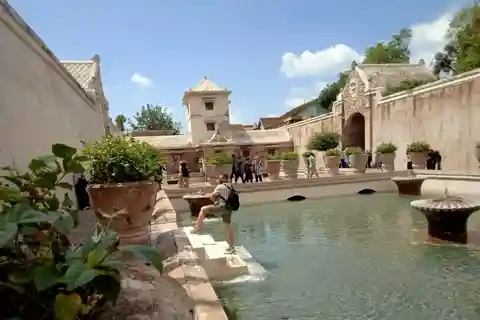 Culture Tour of Sultan palace,Water castle,Ijo Temple sunset