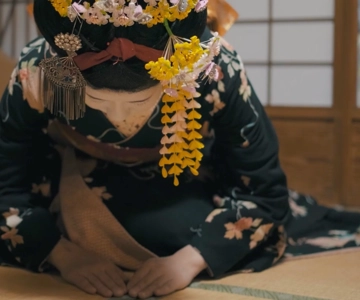Kyoto: Gion Cultural Walk with Geisha Show