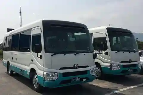 Von Kathmandu nach Pokhara Ac Toyota Coaster Deluxe Coach