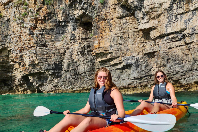 Budva : 3 heures de paddle board ou de kayak pour visiter les grottes côtièresBudva : balade de 3 h en kayak vers les grottes côtières