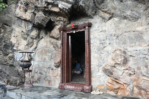 Katmandu: Wycieczka do klasztoru Pharping (jaskinia Asura i Yangleshö)