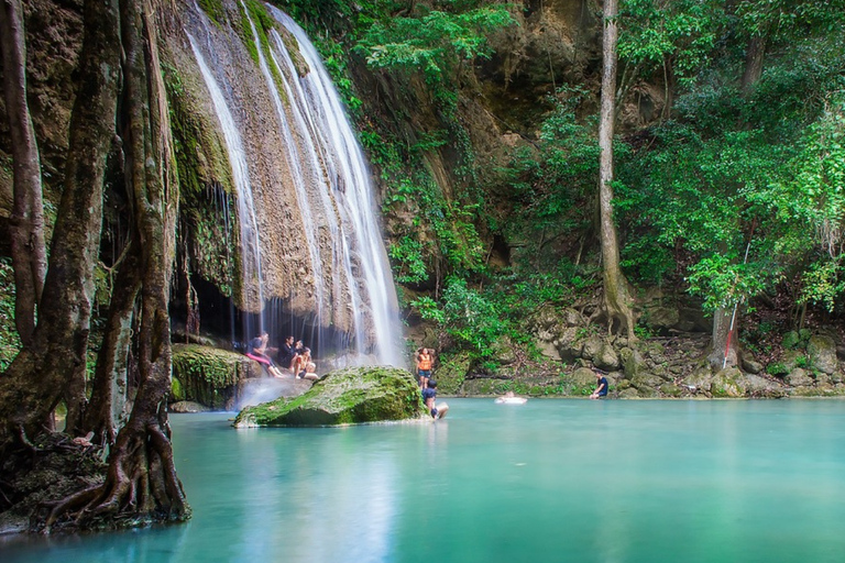 Bangkok: Damnoen Saduak und Erawan-Wasserfall-Tour mit MittagessenBangkok: Tour zum Damnoen Saduak und zum Erawan-Wasserfall mit Mittagessen