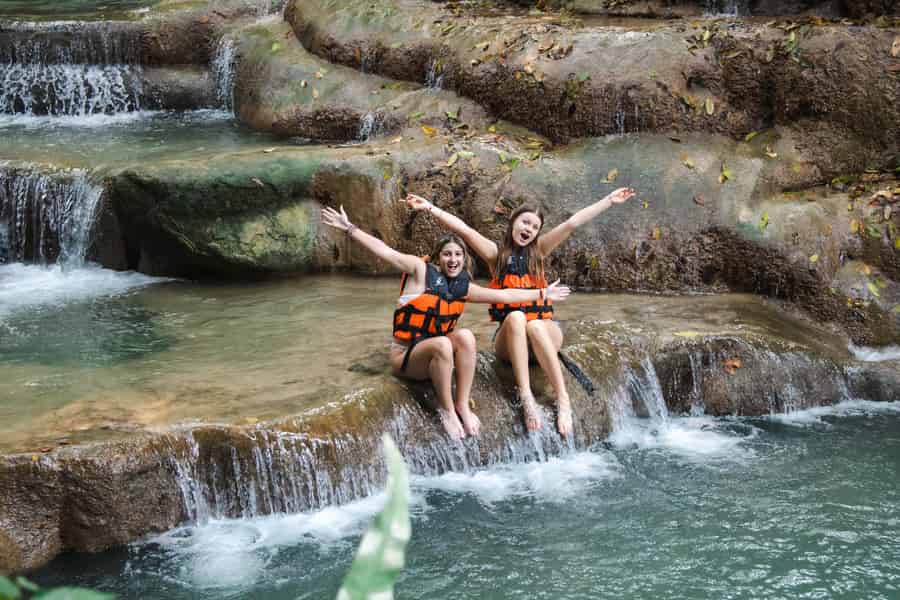 Von Bangkok aus: Erawan Park & Kanchanaburi Kleingruppentour. Foto: GetYourGuide