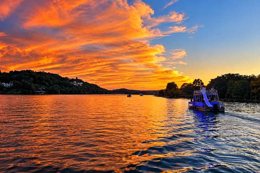 Bootstour zum Sonnenuntergang auf dem Lake Austin Pro Person. Foto: GetYourGuide