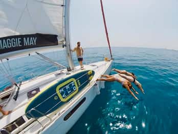 Barcelona: Paseo en barco por la costa con aperitivos y cava