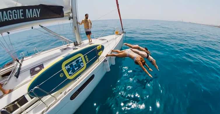 Barcelona: Coastline Boat Trip with Snacks and Cava